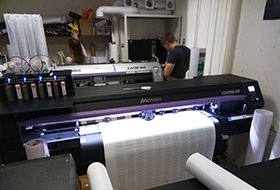 Двойной запуск плоттеров Mimaki CJV150 для производства стикеров