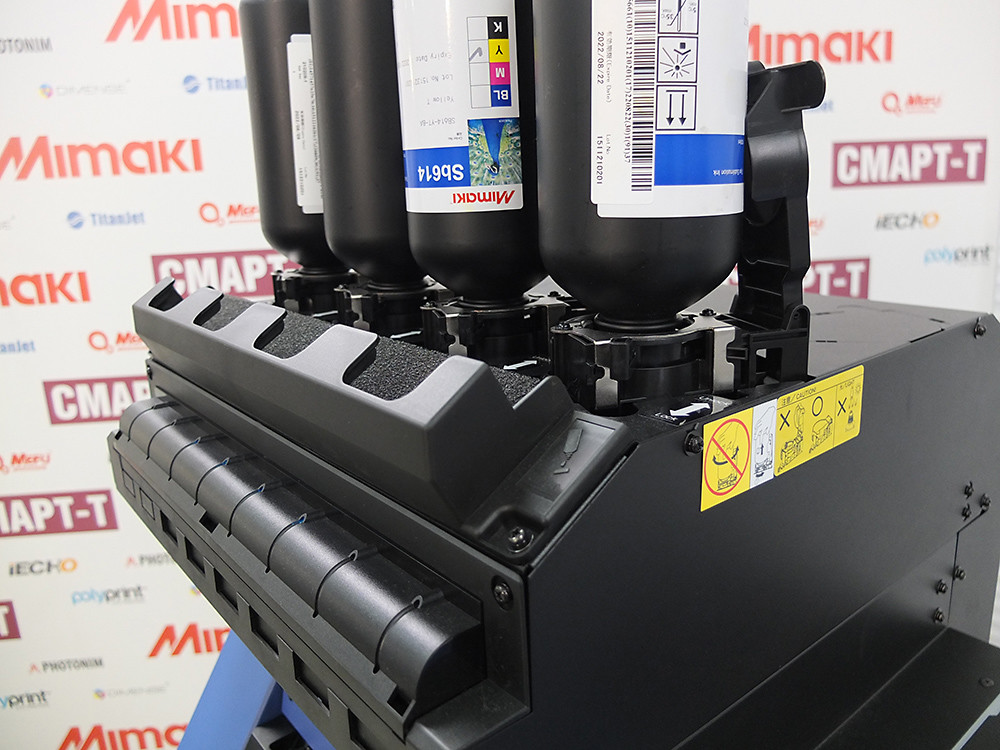 По окончании первого года эксплуатации Mimaki TS100-1600 требуется поменять только переходные шлюзы для чернильных ёмкостей (видны на фото непосредственно под бутылками с чернилами), их общая стоимость — 408 евро
