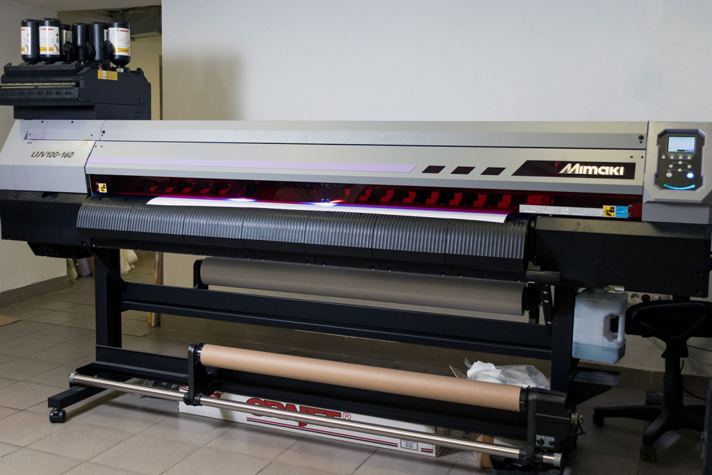 Принтер Mimaki UJV100-160 оснащен двумя печатающими головками последнего поколения, благодаря которым обеспечивается высокое качество изображений даже в скоростных режимах печати.