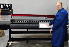 Инсталляция УФ-принтера Mimaki UJV100-160 на фабрике сувениров "Орландо"