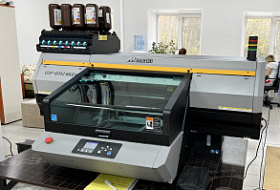 Запустили третий Mimaki UJF-6042 на производстве ногтевых слайдеров