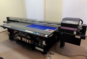 Флагманский планшетный УФ-принтер Mimaki JFX200 установлен в Волгограде