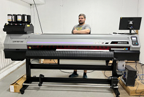 Инсталляция уже второго за неделю Mimaki UJV100 для печати обоев