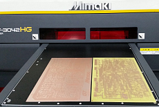 Печать приборных панелей и шильд на УФ-принтерах Mimaki