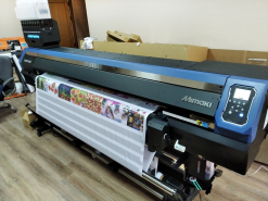 Mimaki Tx300P-1800 на текстильном производстве авторских футболок