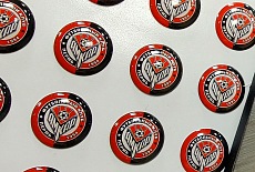 Сувенирные стикеры и значки со смоляной заливкой на Mimaki CJV150