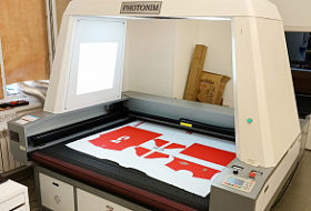 Раскройщик Photonim P1812 Scan Pro на фабрике спортивной одежды WinRise